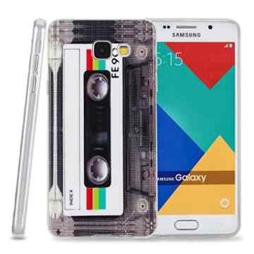 Kit Me Out DE® TPU-Gel-Hülle + Kfz-Ladegerät + Displayschutzfolie mit Mikrofaser-Reinigungstuch für Samsung Galaxy A3 (2016) – Mehrfarbig Vintage / Retro Kassette