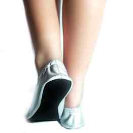 Damen Ballerinas – faltbare Ballerinas MIT AUSFALTBARER HANDTASCHE – Großartig für Hochzeiten Bräute Brautpartys, Brautjungpfern schuhe Ausfaltbare Handtasche um High Heels zu tragen – Silberne Ballerinas – Beste TRAGBARE Reise SCHUHE faltbare Ballerinas – Garantierter Komfort -