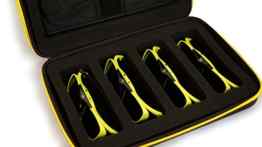 Hi-SHOCK® 3D Brillenetui / Schutztasche „Quadcase“ für vier 3D-Brillen mit Zipper. Robustes / stabiles Vault Case schützt und verwahrt Ihre Glasses / Sonnenbrille / Aktiv Shutter Brille / Passive 3D Brille sicher vor Stoß und Schmutz | inkl. Vier Brillenputztücher | optional als Schutztasche für Tablet 25,6 cm (10,1 Zoll) / Netbook [ Eva | extra gepolstert | 2016 Edition | Schwarzgelb ] -